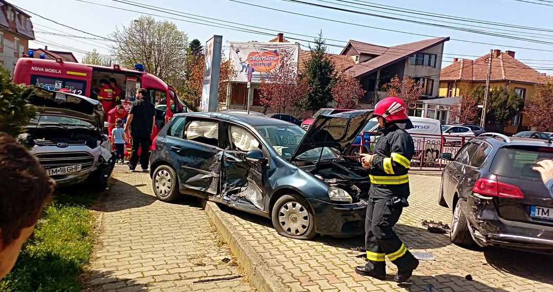 Femeie și doi copii, răniți într-un accident la Timișoara/Video