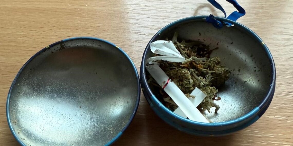 Persoană prinsă de un jandarm în timpul liber, preparând substanțe suspecte pe o bancă din Timișoara