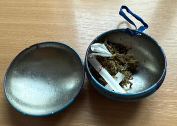 Persoană prinsă de un jandarm în timpul liber, preparând substanțe suspecte pe o bancă din Timișoara