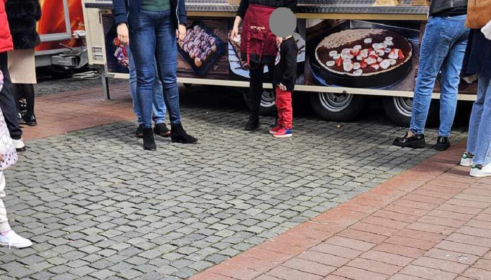 Atenție în zone aglomerate! Copil de 3 ani și jumătate, pierdut în zona centrală, găsit de polițiștii locali și predat tatălui