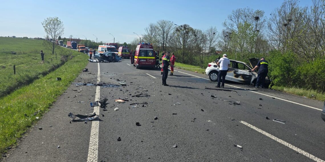 Accident la ieșire din Iosifalău. Una din mașini a luat foc