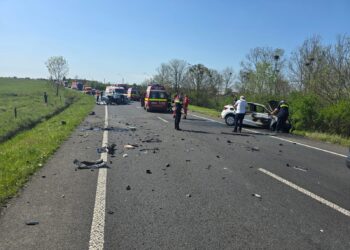 Accident la ieșire din Iosifalău. Una din mașini a luat foc