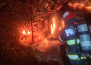 Casă în flăcări la Reșița