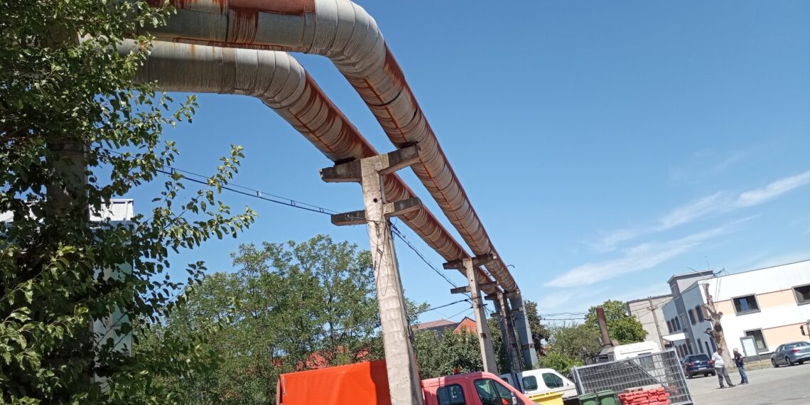 O mașină a ars ca o torță în apropiere de Pecica