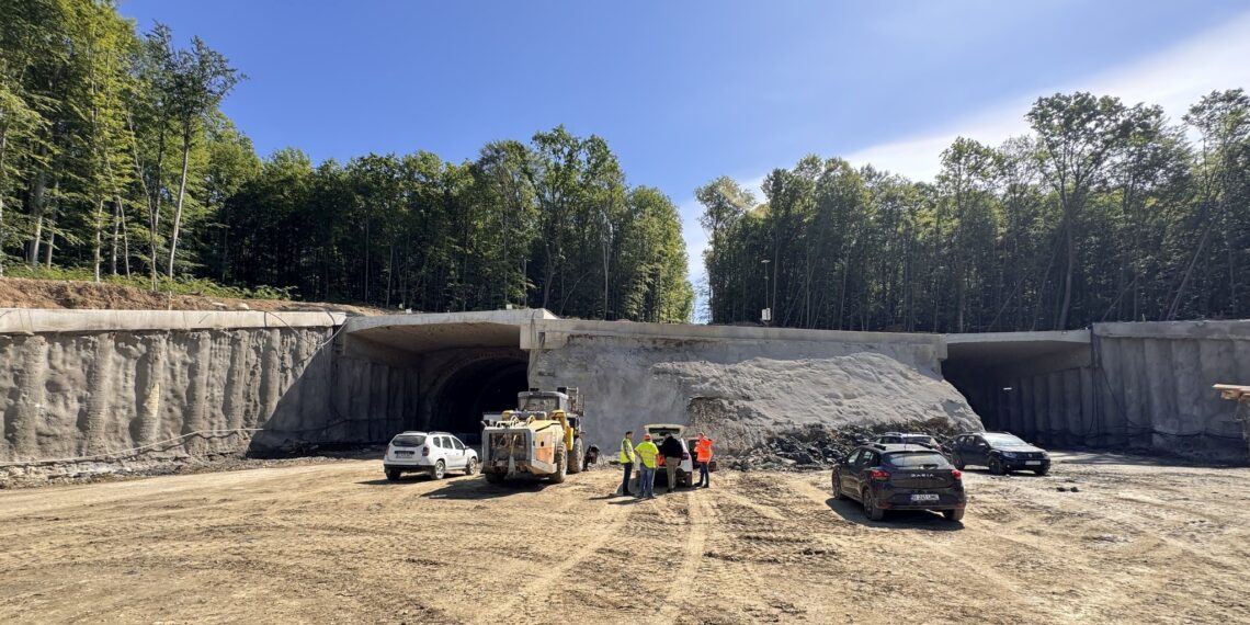 Peste 700 de oameni și circa 350 de utilaje lucrează la tunelul de pe sectorul A1 Margina – Holdea