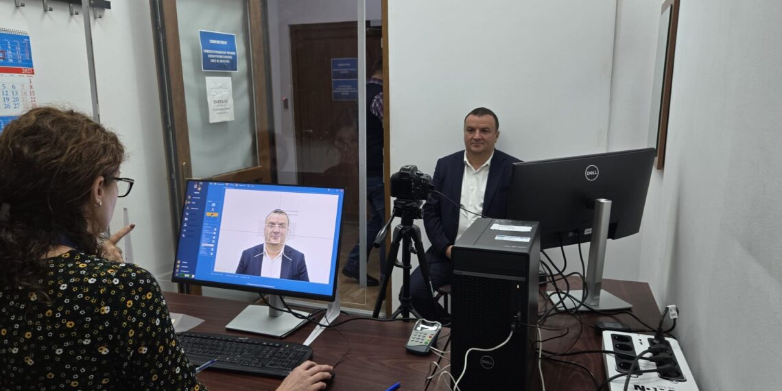 Pas spre digitalizare la Lugoj. Primarul Călin Dobra și-a făcut carte de identitate electronică