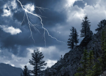 Tragedie în Munții Semenic. Un tânăr a murit după ce a fost lovit de fulger. Prietenul său a supraviețuit