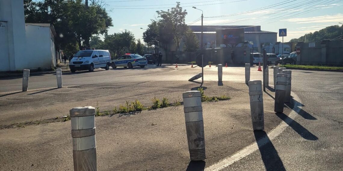 Doi bărbați, loviți pe trecerea de pietoni