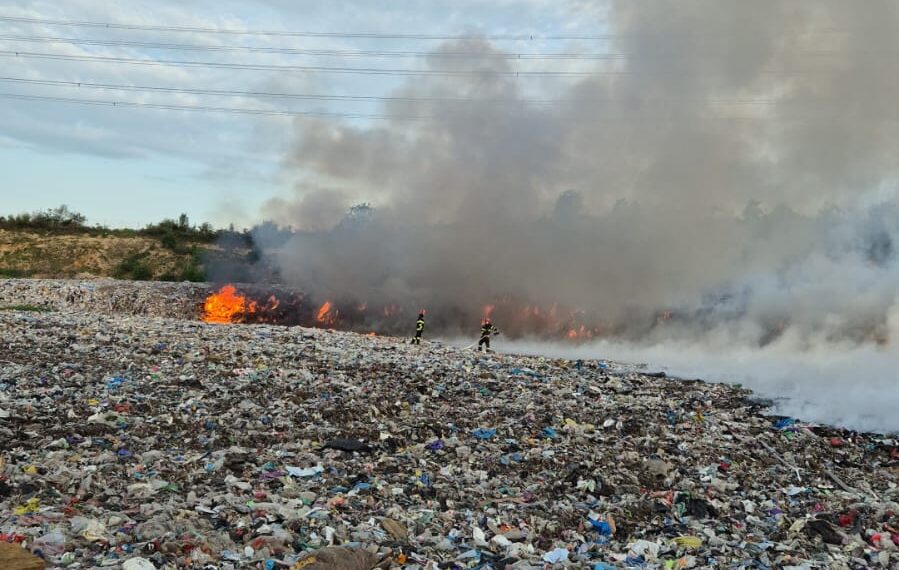 Incendiu la deponeul de deșeuri din Lupac