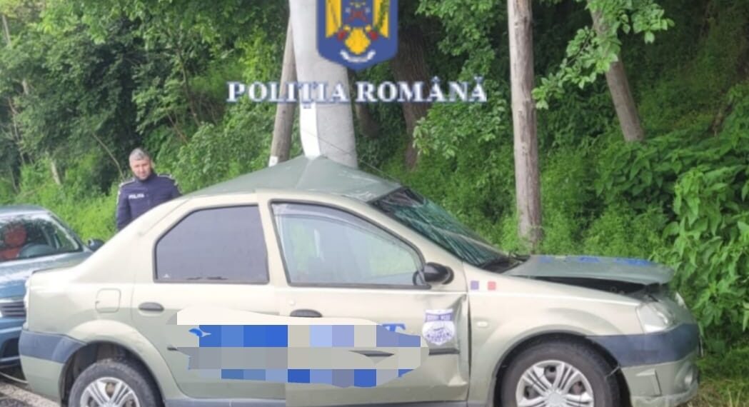 Un șofer a murit la Coronini după ce a intrat cu mașina într-un stâlp de pe marginea drumului