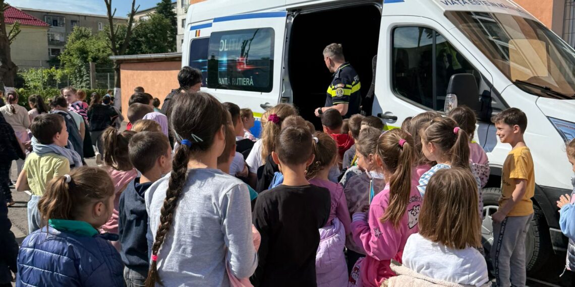 Activități preventive desfășurate de către polițiști la Școala Gimnazială Nr. 2 din Lugoj/Foto
