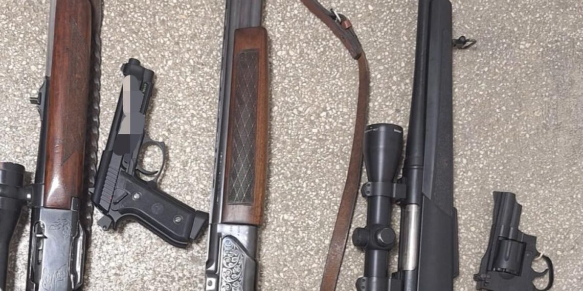 Zeci de arme și sute de kilograme de deșeuri periculoase, descoperite de polițiștii din Caraș-Severin