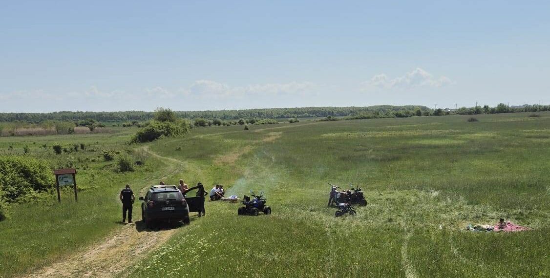Distracție scumpă de 1 Mai! Amenzi usturătoare pentru tineri care au intrat cu ATV-uri și motociclete în Parcul Natural Lunca Mureșului