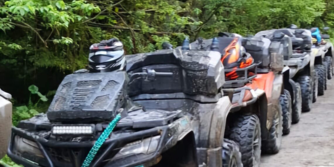 Turiști cehi, amendați cu 24.000 de lei după ce au intrat cu ATV-urile într-o zonă protejată de pe Muntele Mic