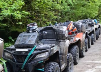 Turiști cehi, amendați cu 24.000 de lei după ce au intrat cu ATV-urile într-o zonă protejată de pe Muntele Mic