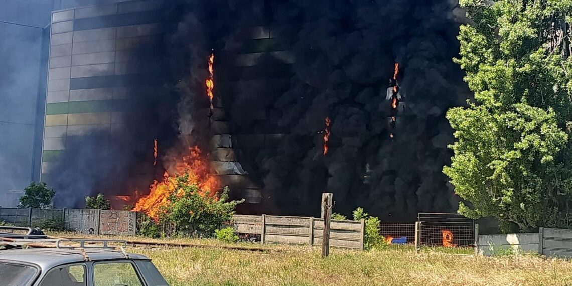 Incendiu puternic la un centru comercial din Arad – flăcările au cuprins și interiorul clădirii