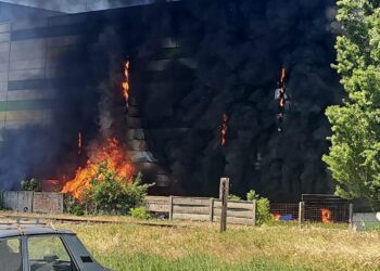 Incendiu puternic la un centru comercial din Arad – flăcările au cuprins și interiorul clădirii