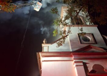 Biserică cuprinsă de flăcări în miez de noapte, lovită de trăsnet