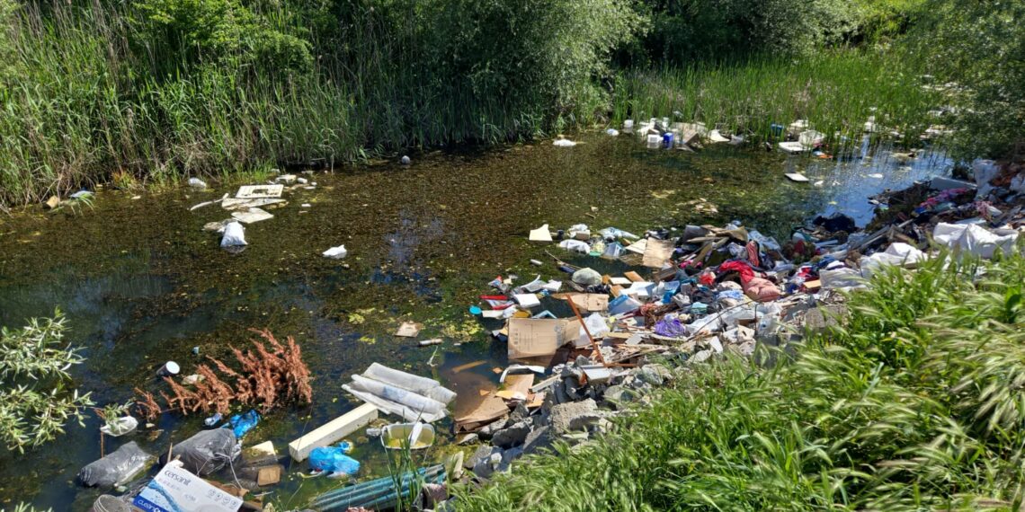 Prins în flagrant când încerca să arunce gunoiul lângă râu. Amendă de 2.500 de lei
