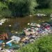 Prins în flagrant când încerca să arunce gunoiul lângă râu. Amendă de 2.500 de lei