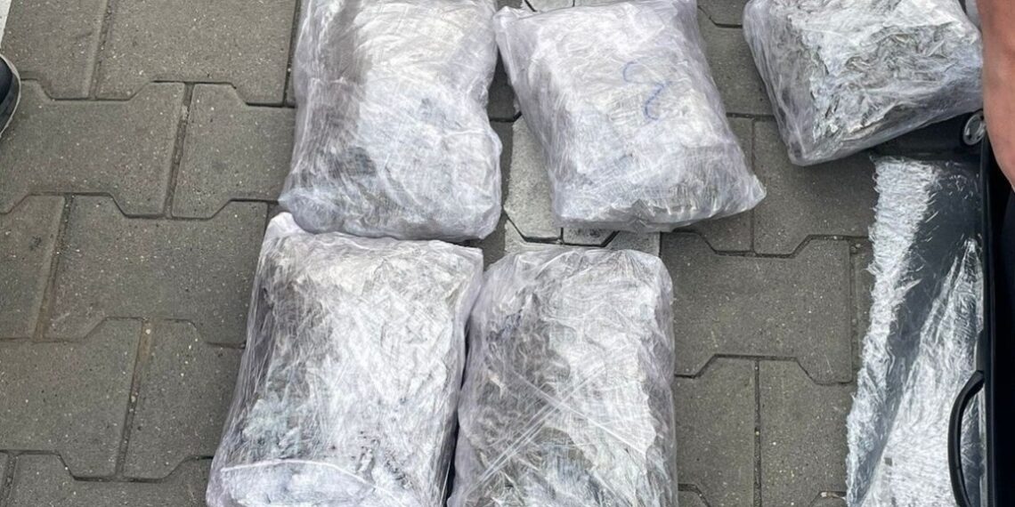 Bărbat prins în flagrant în timp ce prelua un troler plin cu droguri