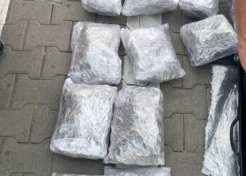 Bărbat prins în flagrant în timp ce prelua un troler plin cu droguri