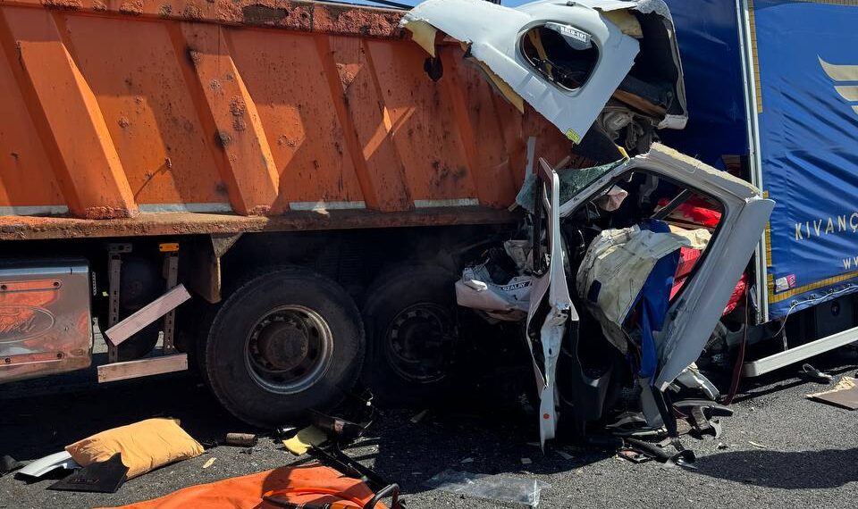 Șofer încarcerat pe A1, în urma unui accident