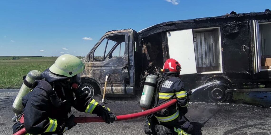 O autofurgonetă a luat foc în mers la Șanovița/Foto