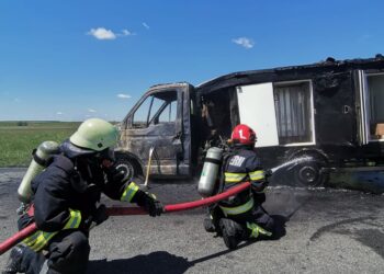 O autofurgonetă a luat foc în mers la Șanovița/Foto