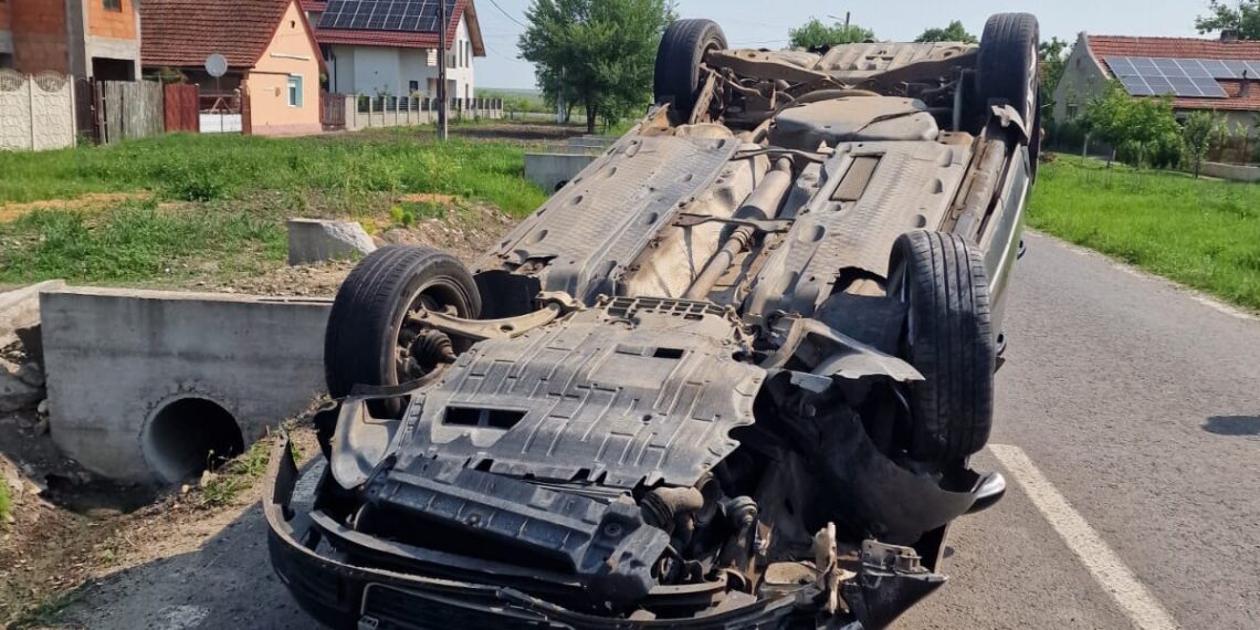 Accident la Nițchidorf. O șoferiță s-a răsturnat cu mașina