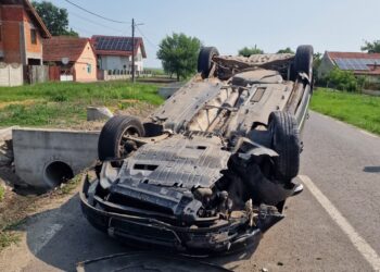 Accident la Nițchidorf. O șoferiță s-a răsturnat cu mașina