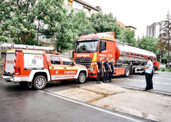 Pompierii români, în linia întâi a luptei cu flăcările din Franța!