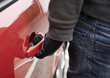 Tânăr arestat pentru furturi din autoturisme, în Timișoara