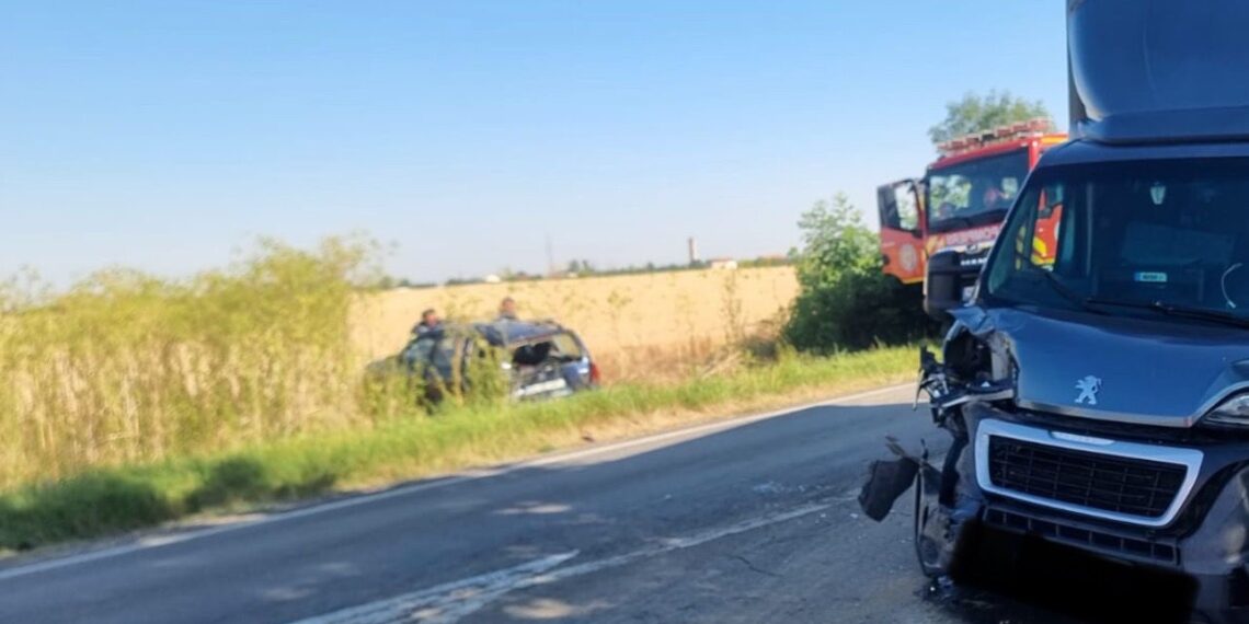 Accident rutier în care au fost implicate 4 autovehicule, pe DN 69, în apropierea localității Vinga