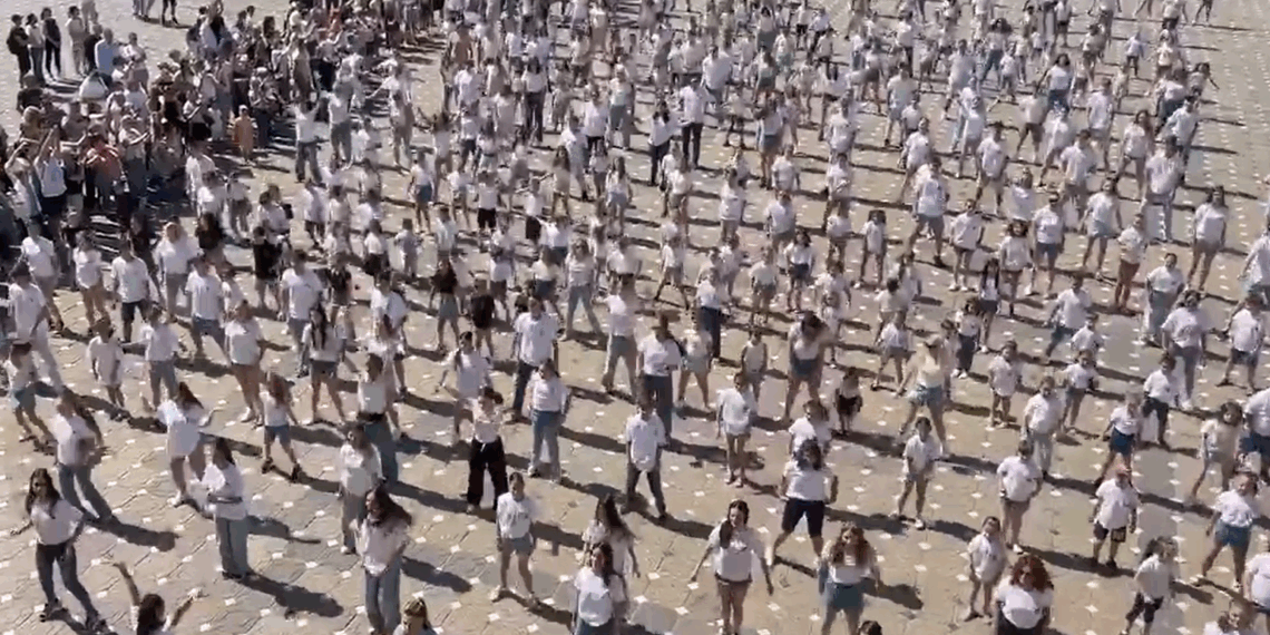 VIDEO. Moment spectaculos în centrul Timișoarei: sute de dansatori la un flashmob național sincronizat