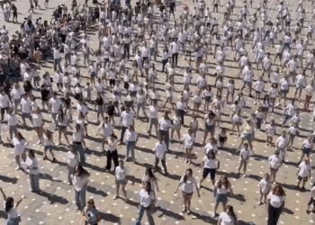 VIDEO. Moment spectaculos în centrul Timișoarei: sute de dansatori la un flashmob național sincronizat