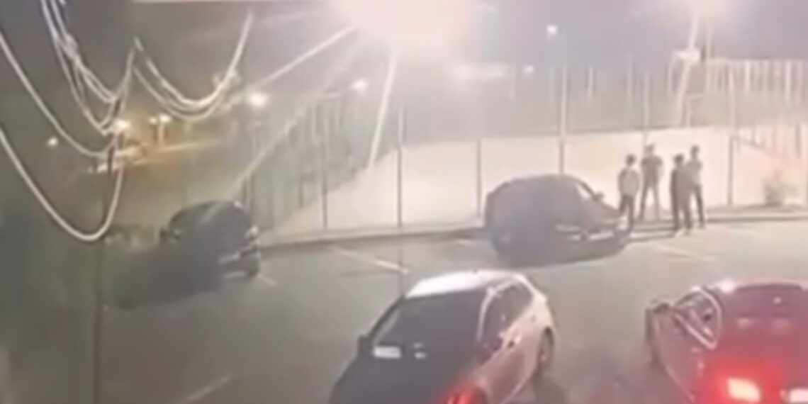 Doi tineri, spitalizați după ce un alt tânăr a intrat în ei cu mașina