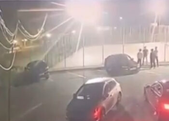 Doi tineri, spitalizați după ce un alt tânăr a intrat în ei cu mașina