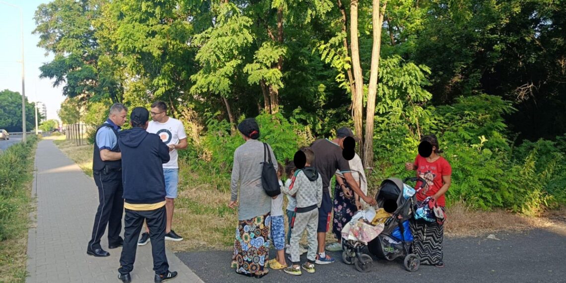 Acțiune a polițiștilor locali pe str. Grigore Alexandrescu – cinci adulți și cinci minori care stăteau în corturi și în mizerie au fost predați serviciilor sociale