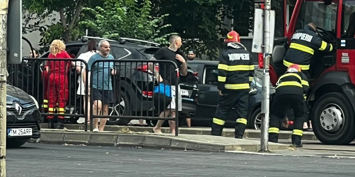 Trei persoane și două mașini, implicate într-un accident pe Calea Șagului/Video
