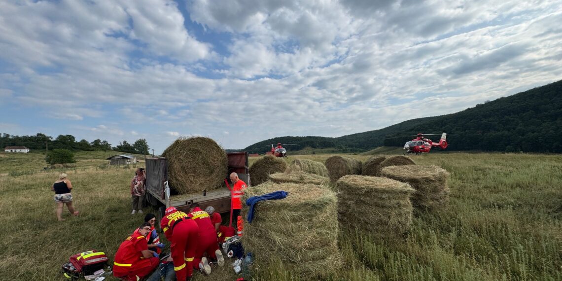 Un bărbat din Timiș a murit pe câmp, strivit de un balot de paie
