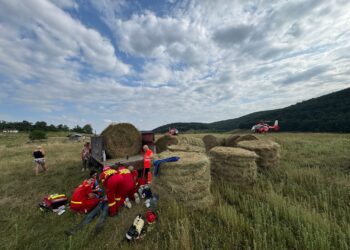 Un bărbat din Timiș a murit pe câmp, strivit de un balot de paie