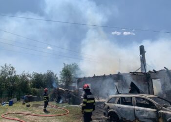 Incendiu devastator la Zimandu Nou! Copiii s-au jucat cu focul, iar flăcările au mistuit locuințe și mașini