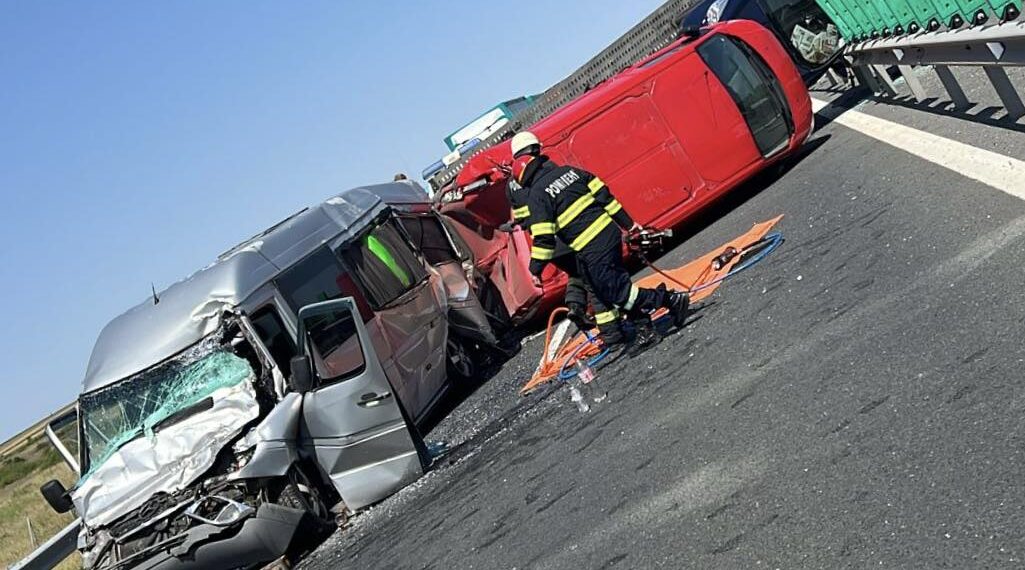 Carambol pe Autostrada A1, oameni răniți și autovehicule avariate/Video-foto