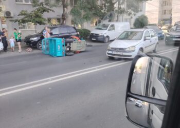 Accident pe Bulevardul 16 decembrie. O persoană a fost transportată la spital