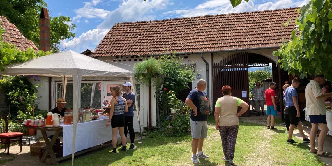 Cină și teatru în grădina cu Trandafiri de Curtea. O seară-eveniment în Țara Făgetului