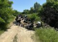 ȘOCANT! Un drum de lângă Lugoj, blocat complet de un munte de deșeuri auto!