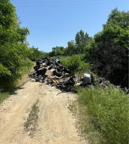 ȘOCANT! Un drum de lângă Lugoj, blocat complet de un munte de deșeuri auto!