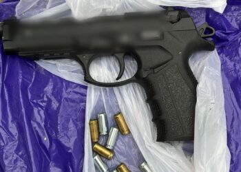 Percheziții domiciliare în localitatea Biled. O persoană a fost reținută