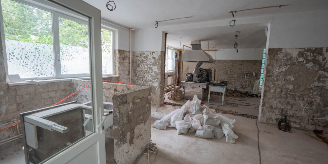 Primăria Timișoara finalizează primele reparații la școli în perioada verii. Programul de intervenții continuă/Foto